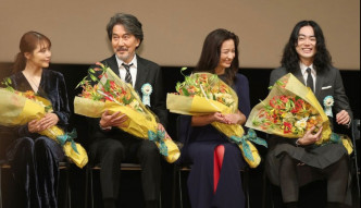 （左起）有村架純、役所廣司、尾野真千子及菅田將暉齊現身領獎。