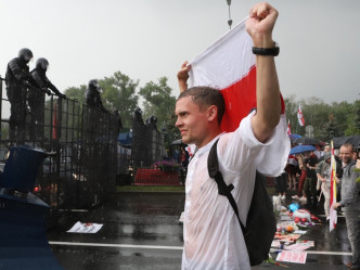 示威者揮舞代表反對派的紅白色旗幟。AP