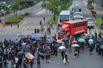 大批示威者在将军澳堵塞马路。