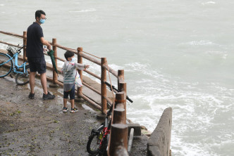 有市民到鯉魚門岸邊觀浪。