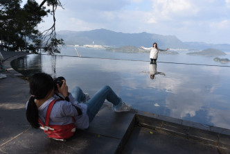 有旅客到「天人合一」景點拍照。