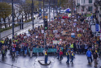 各地學生舉行環保示威。AP圖