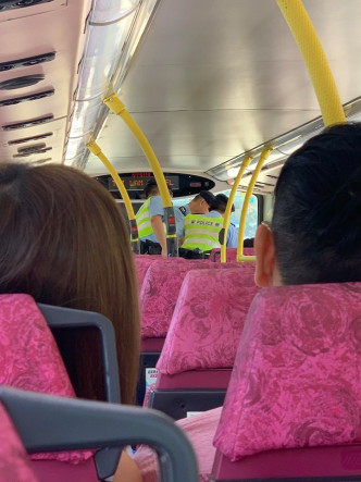 警員登上巴士搜查。Milo Jaii圖片