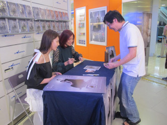 蒋嘉莹和施匡翘为歌迷签名和影相。