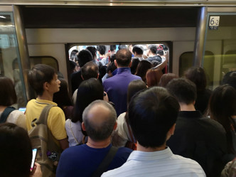 乘客要等候多班列車才可擠上車。梁國峰攝