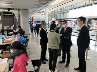 鄧以海抵達機場。
