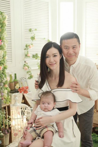 叶翠翠在社交网站贴出数张温馨家庭照。