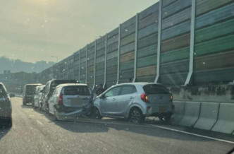 吐露港公路发生6车相撞意外。 香港突发事故报料区FB图