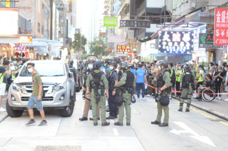 警方驅散示威者。