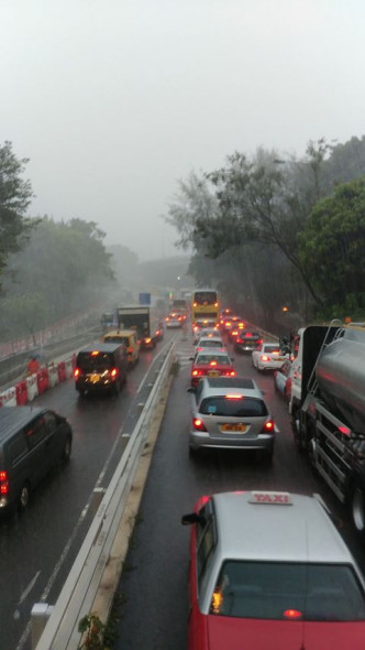 維園對出清風街出現小型水浸，出現車龍。Whchung Hong