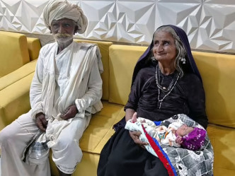印度这对结婚45年的夫妇喜迎新生命。（网上图片）