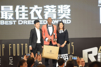 辛祖以一身鲜红西装获得最佳衣着奖。
