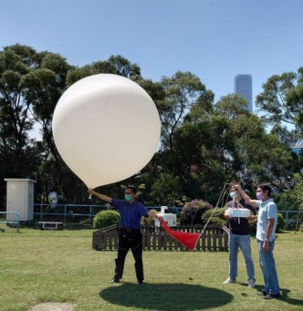 天文台人员在京士柏气象站施放低温霜点湿度计探空气球。天文台图片