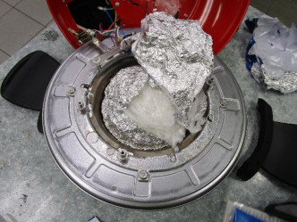海关揭发收藏在火锅炉内的怀疑冰毒。