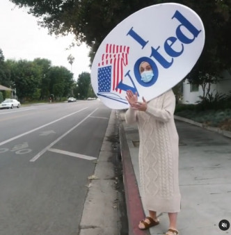 Katy Perry头戴写上「I Voted」的牌，呼吁投票。