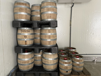 酒厂堆放的啤酒桶。AP图片