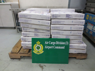 海關人員在32個紙箱內發現該批懷疑沒有進口許可證的犬牙魚產。 政府新聞處圖片