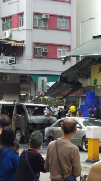 兩車熏黑焚毀。香港突發事故報料區FB/網民細欣圖