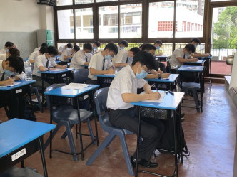 九龍華仁書院中六學生今午返校進行測驗。（圖片由校方提供）