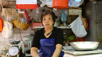 鱼档女负责人刘太称开业十多年首次遇上爆窃，损失约4000元及一部手推车。 林思明摄