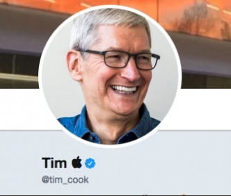 Tim Cook事后幽默改Twitter用户名，用「苹果」标志为名。Twitter