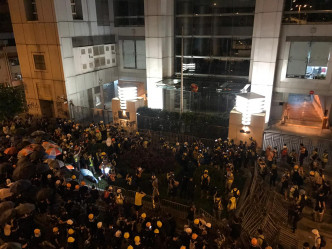 大批示威者晚上包围西环中联办