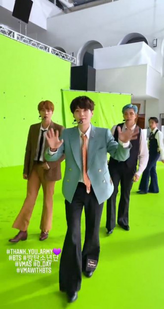 BTS喺绿幕前跳舞。