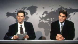 Norm（左）在《SNL》曾跟佐治古尼任新闻报道员。