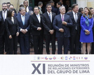 瓜伊多（中）与利马集团成员国代表合照。AP