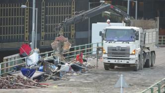 泥頭車運走磚頭瓦礫等雜物