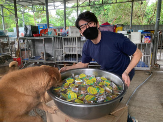 早前傑哥到「大樹下善待動物站」探訪，早已認識一班小動物。