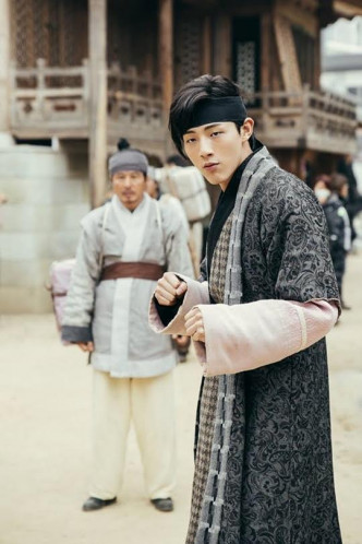 16年，志洙曾在韩版《步步惊心》饰演十四皇子。