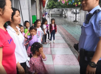警員成功聯絡到女童的家人，並將她送回原本就讀的學校。網圖