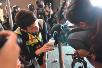 多名记者及摄影师被水剂喷中