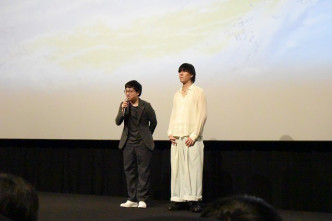 新海诚(左)与田洋次郎（右）宣传新片时，为事件致哀。