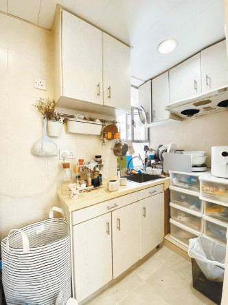 厨房设有上下列厨柜，贮物空间充裕。