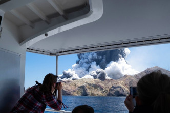 纽西兰北岛对开怀特岛发生火山爆发。AP图片