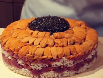 眾人準備了一個由魚生、海膽及魚子醬製作而成的蛋糕為蕭敬騰慶生。