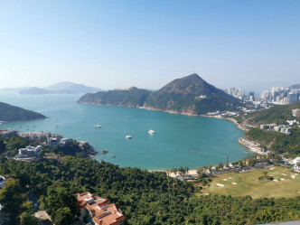 眼前靚景就是放盤最大優勢，可飽覽香港高爾夫球會、深水灣、燙泳洲一帶海景。