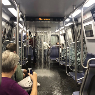 地鐵車廂也有雨水湧入。