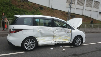 白色私家车车身被撞至凹陷，损毁严重。徐裕民摄