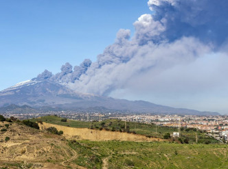 意大利西西里的埃特納（Etna）昨日爆發，錄得逾130次地震。AP