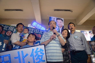 2016年立会选举，李鹏飞(中)现身声援李梓敬和田北俊。资料图片