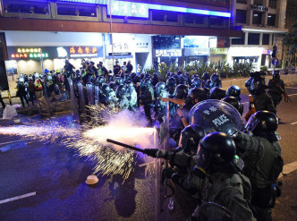 警方多次施放催泪弹驱散示威者。