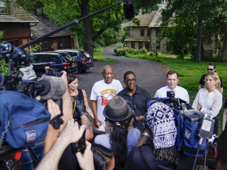 大批傳媒及粉絲聚集在他家門外。AP
