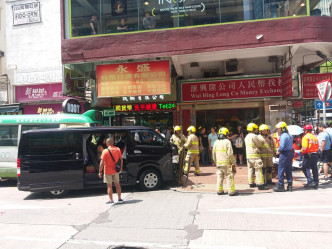 有客货车撞上行人路铁栏。香港突发事故报料区网民陈秋雄‎图片