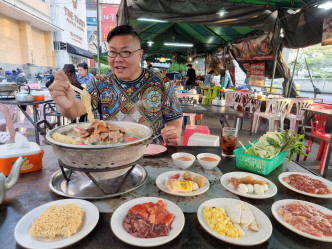 泰国疫情第二波过后，大家都出外搵食，小贩割价求存吸客，街边打边炉不设时限，任食都系一百多铢(45港币)一位！