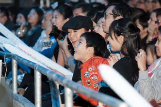 15年，任賢齊舉行男人幫演唱會，太太Tina與子女齊去捧場。