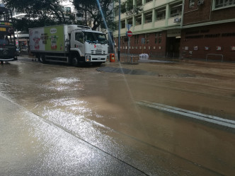 驶经车辆涉水而行。 香港突发事故报料FB/网民Kam Wa Leung‎图