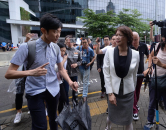 梁美芬遭多名反修例人士包圍指罵。